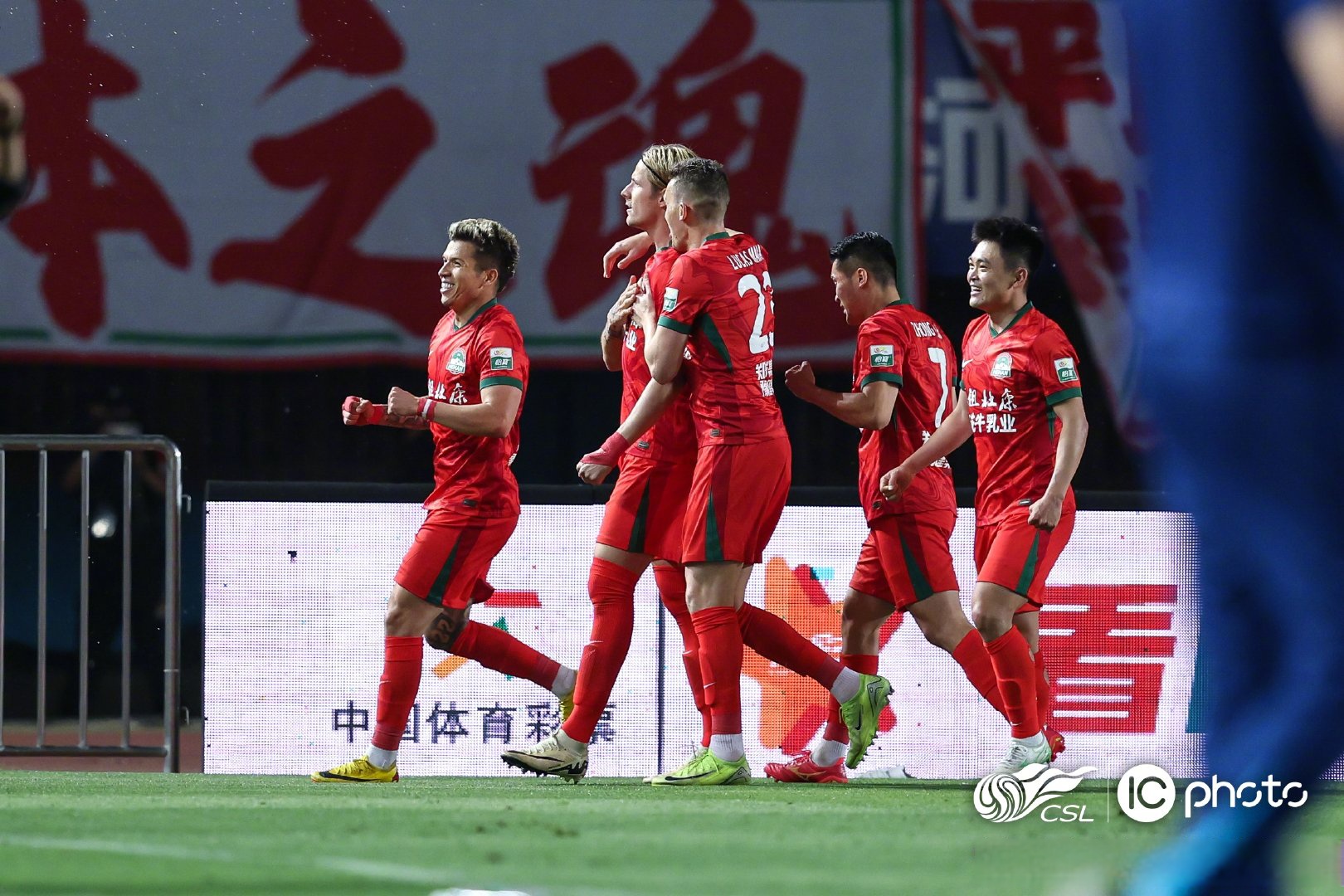 中超赛后走向成谜,武汉三镇完成体检,球迷炸锅,资深球员宣示担当的简单介绍 中超赛后走向成谜,武汉三镇完成体检,球迷炸锅,资深球员宣示担当的简单介绍