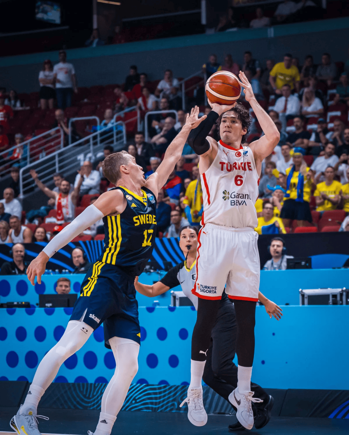 深圳男篮发布备战花絮，赛前篮板制胜，欧冠任务艰巨，年轻球员得到机会的简单介绍开云官方