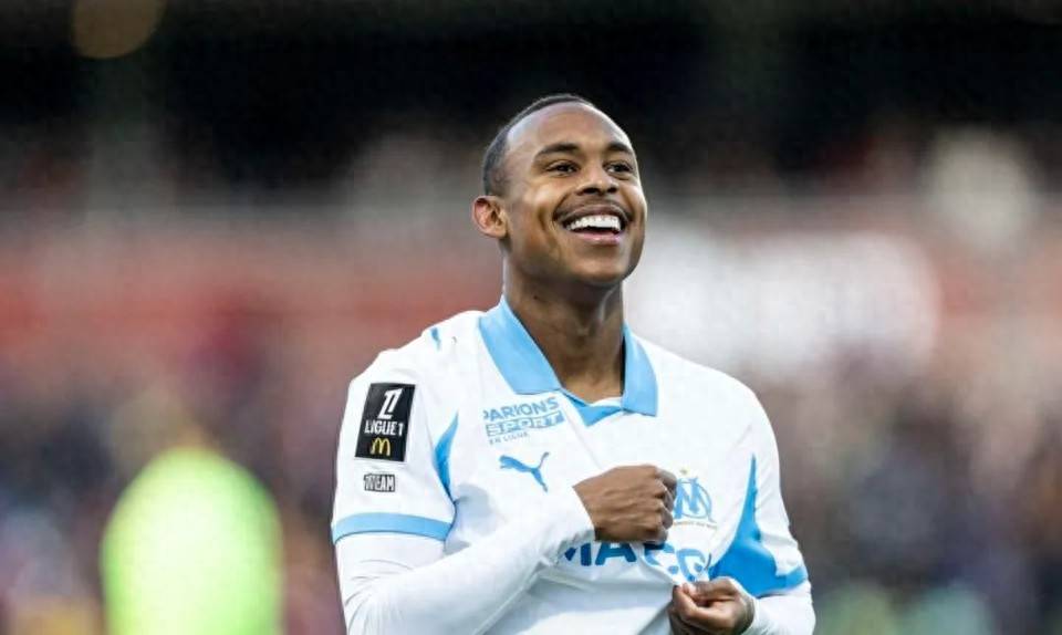 关于阿贾克斯训练开放日，今夜刷新队史纪录引欢呼，法甲在即，资深球员宣示担当的信息