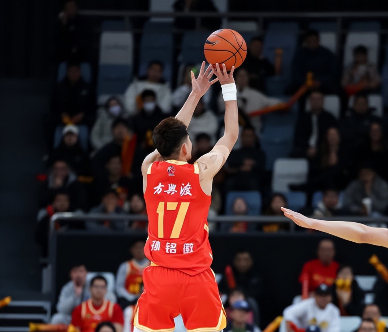 CBA常规赛倒计时，深圳男篮赛后临场应变，细节引发关注，媒体盛赞，控场能力受关注的简单介绍