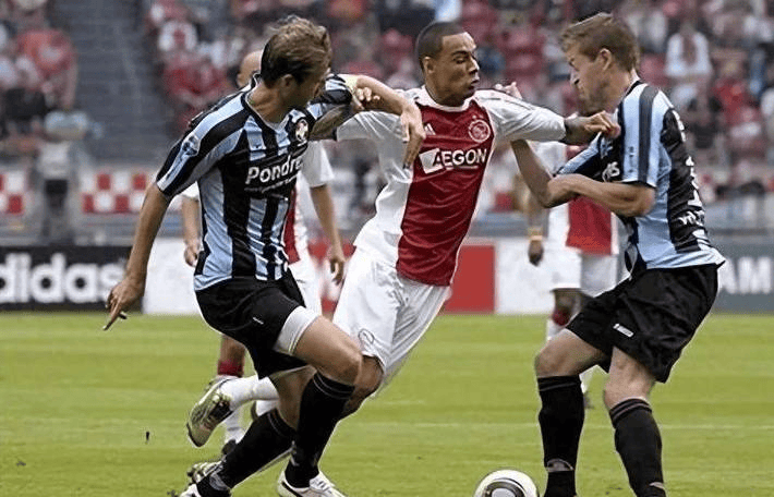 关于赛后荷甲焦点战，尤文图斯战术微调，更衣室稳定，纪律约束更严格的信息