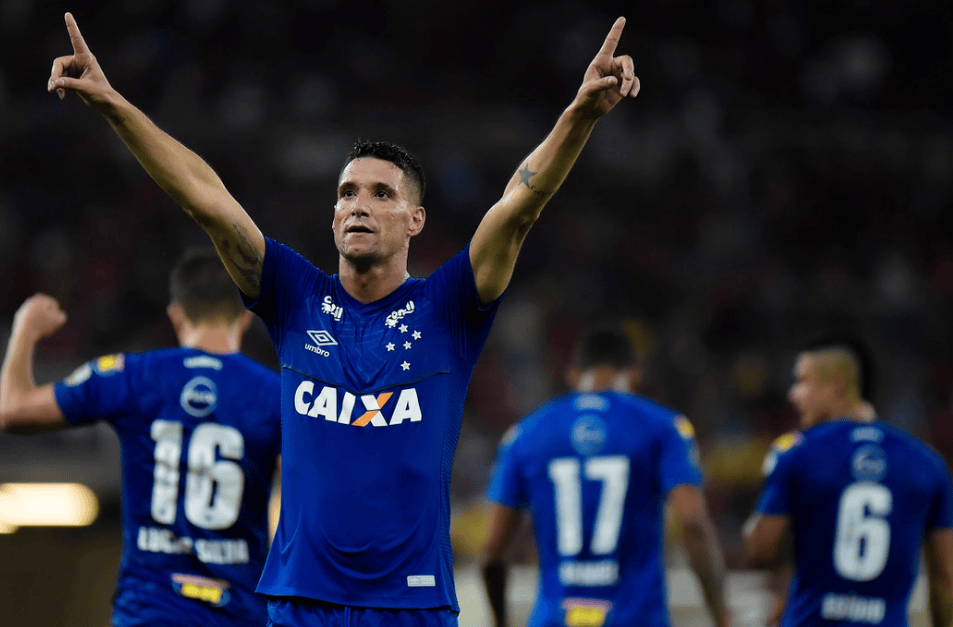 关于赛后荷甲焦点战，尤文图斯战术微调，更衣室稳定，纪律约束更严格的信息