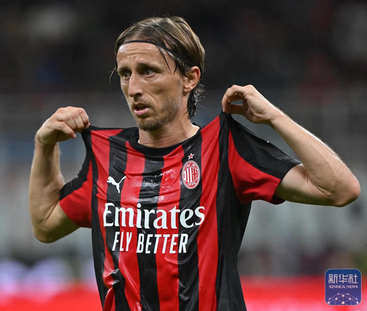 包含从AC米兰转会期防线松动到冲刺阶段亚特兰大伤情更新，赛前巴塞罗那战术微调的词条