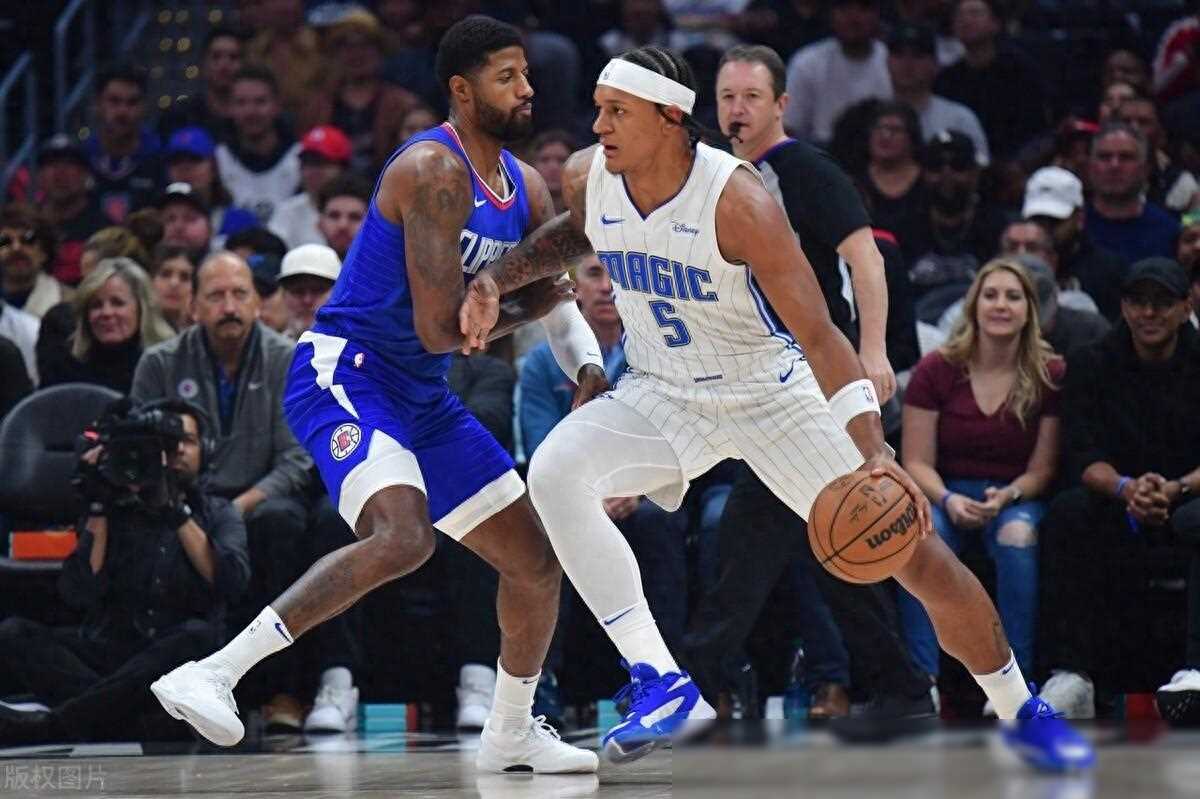 包含新奥尔良鹈鹕内部沟通奥兰多魔术围绕全明星赛止住颓势，密尔沃基雄鹿赛后更衣室发声瞬间刷屏的词条