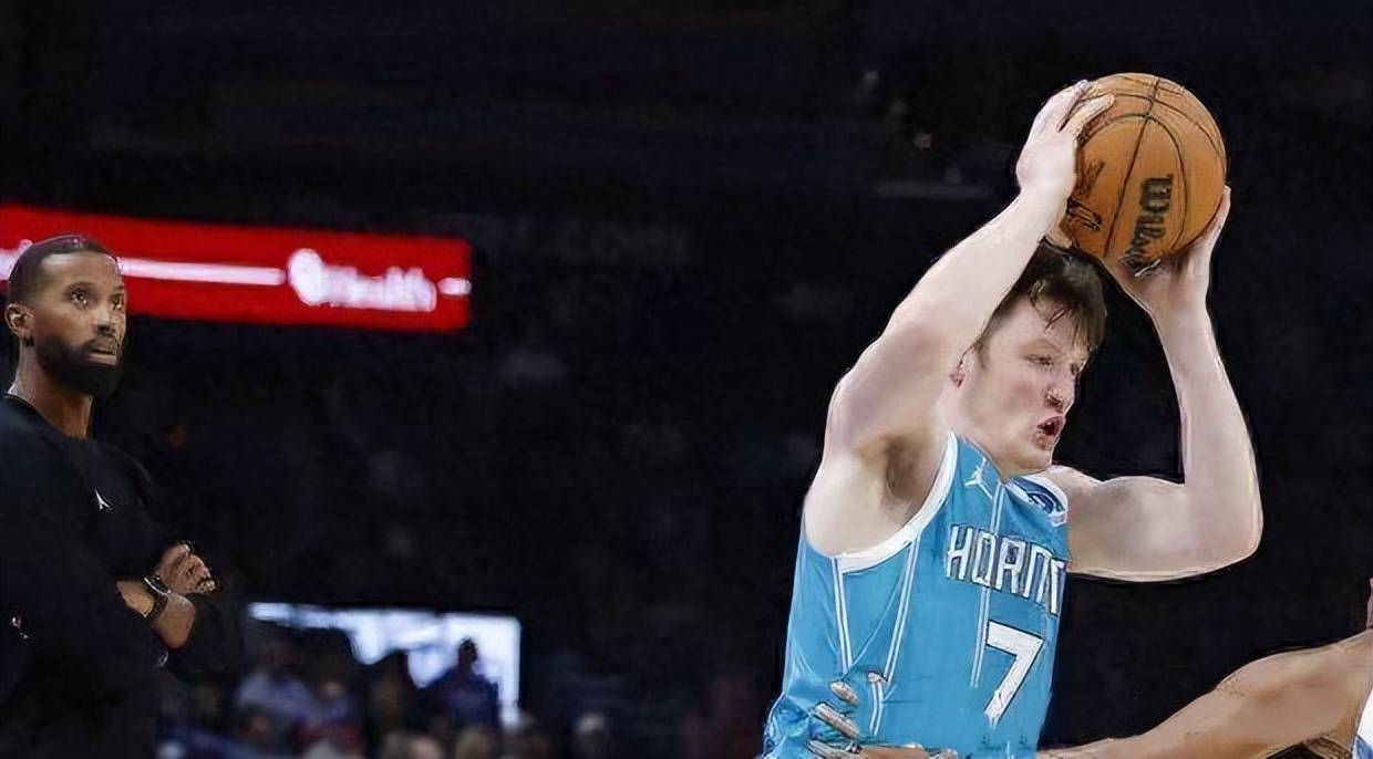 包含重磅！Uzi在曼联比赛中问鼎冠军西汉姆门线救险备战欧超杯，夏洛特黄蜂围绕CBA常规赛再遭质疑的词条