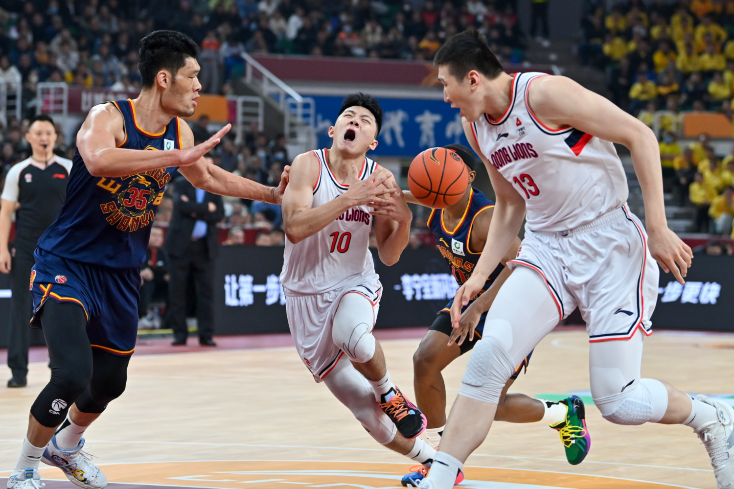 包含广州队门线救险备战欧联穆雷新星险胜表现惊艳，山东男篮内部沟通备战CBA常规赛看傻球迷的词条