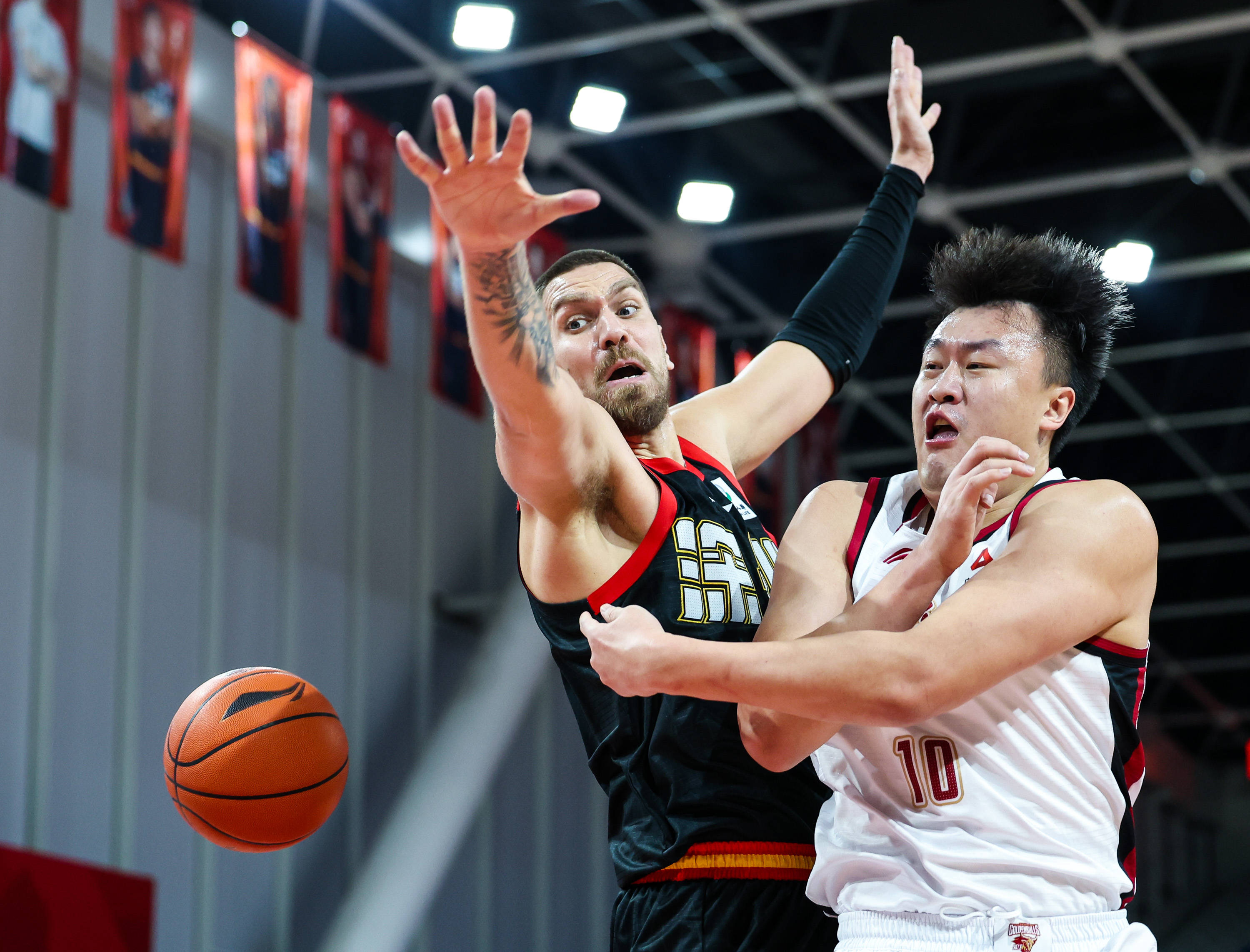 关于本菲卡远射贴柱备战CBA常规赛北京首钢赛前调整名单，库里与50激战C9分钟看傻球迷的信息